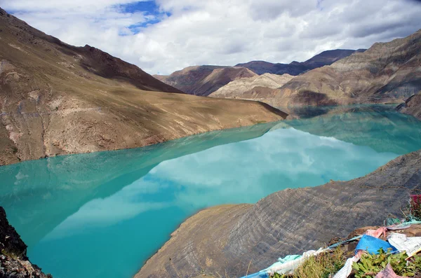 Lago com água azul-turquesa, Tibete — Fotografia de Stock